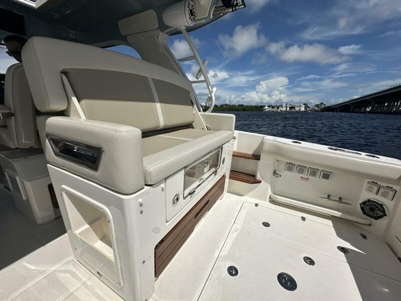 2023 Boston Whaler 380 Realm