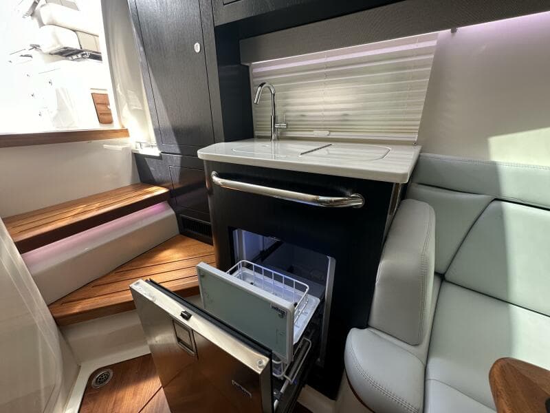 2023 Boston Whaler 380 Realm