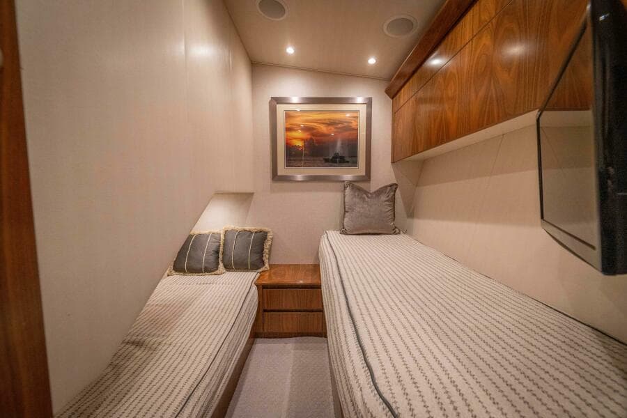 2017 62 Viking Convertible - Offensive