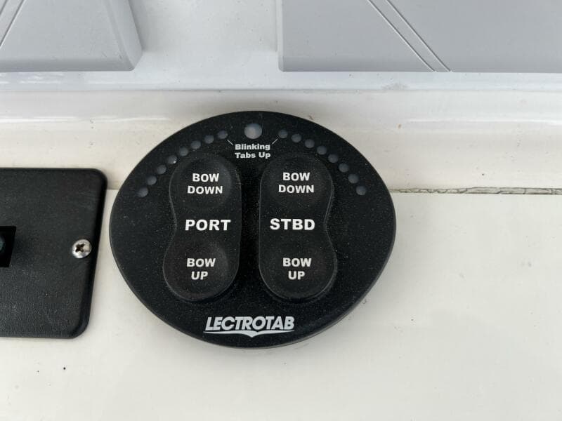 2012 Everglades 350 LX