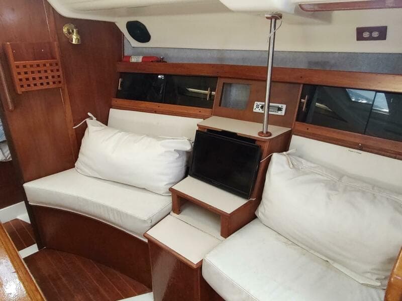 1987 Hunter 37 Legend