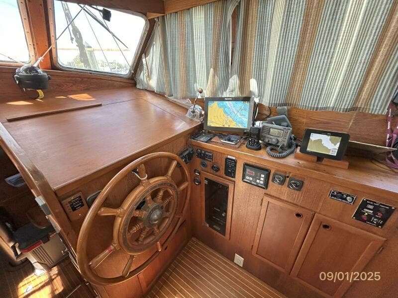 40' Nauticat pilothouse helm1