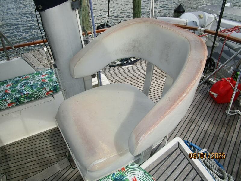 40' Nauticat cockpit helmseat2