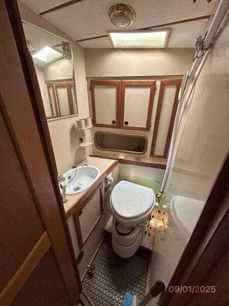 40' Nauticat guest head