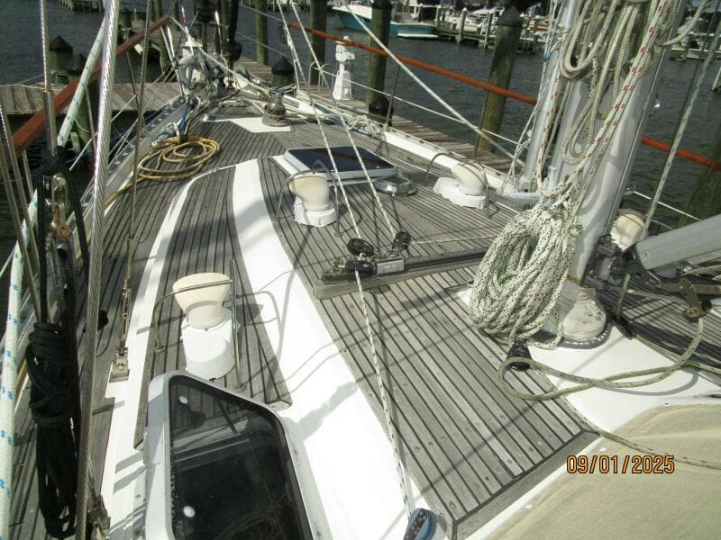 40' Nauticat foredeck1