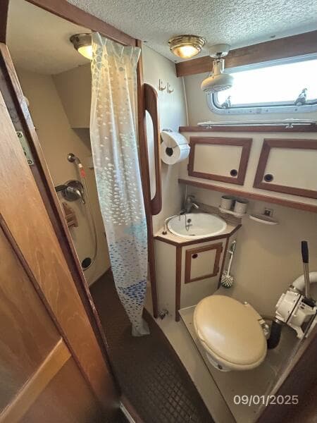 40' Nauticat master stateroom head