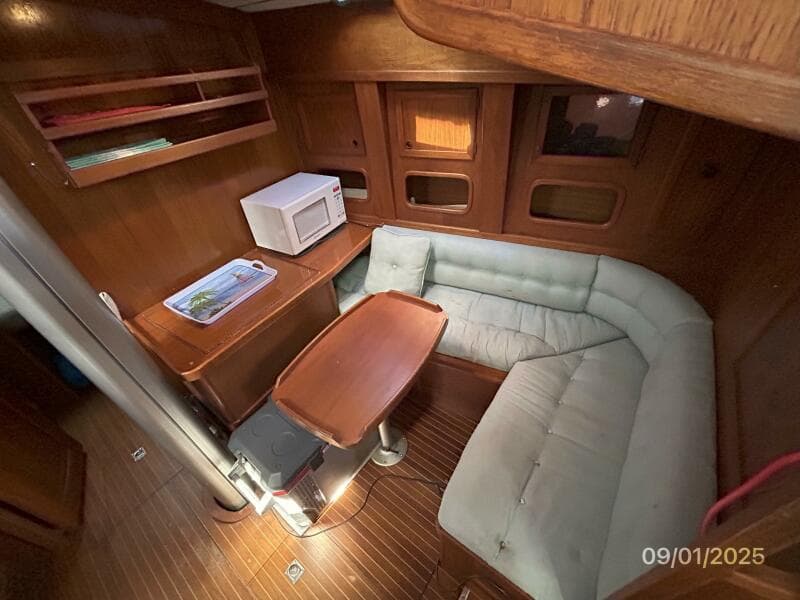 40' Nauticat dinette1
