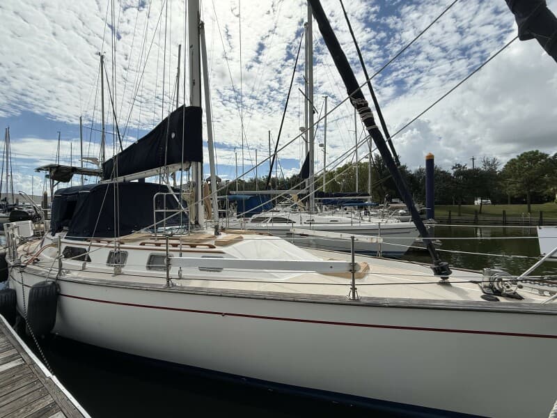 1988 Catalina Morgan 44 Center Cockpit