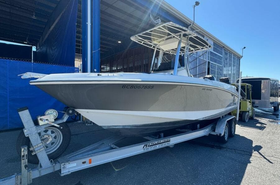 2014 Boston Whaler 220 Outrage