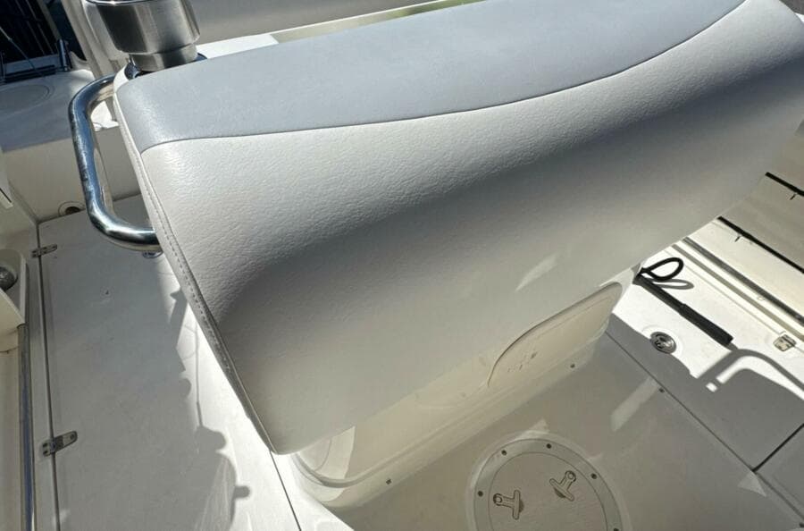 2014 Boston Whaler 220 Outrage