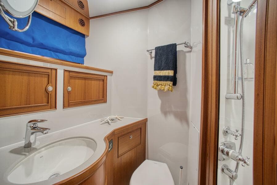 Port Guest Head and Shower