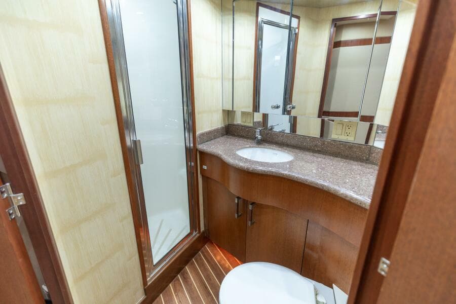 2008 Hatteras 60 Convertible  Guest Head