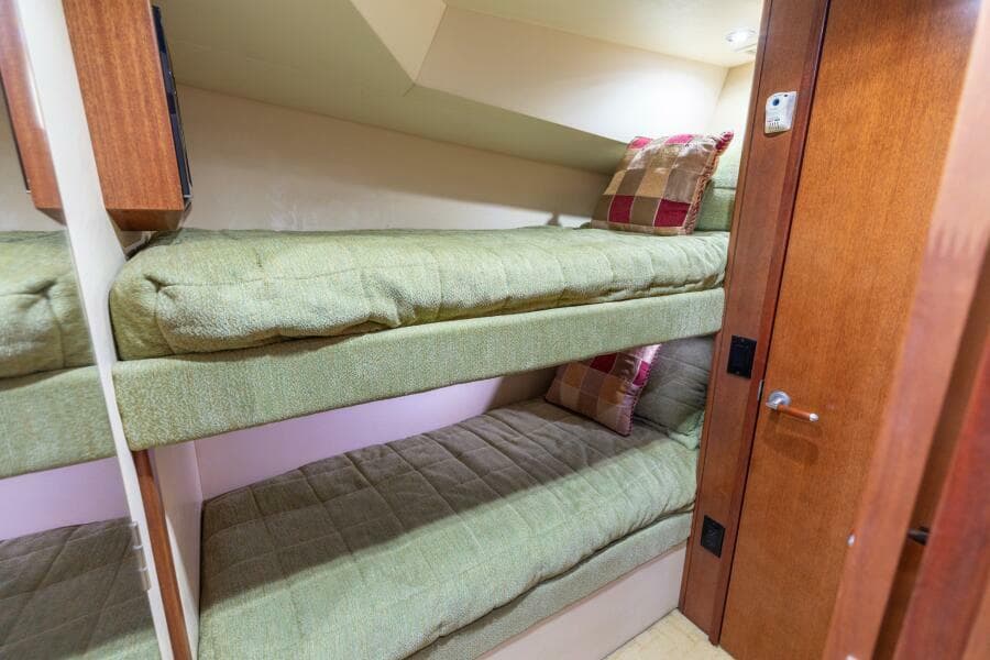 2008 Hatteras 60 Convertible  Guest Stateroom
