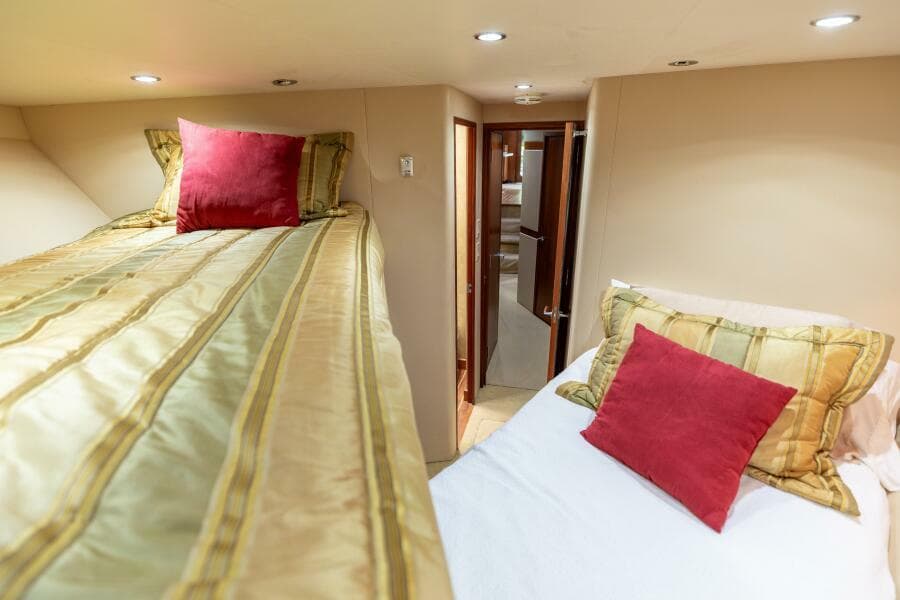 2008 Hatteras 60 Convertible  VIP Stateroom 2