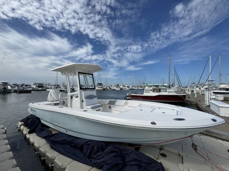 2021 Robalo 246 Cayman