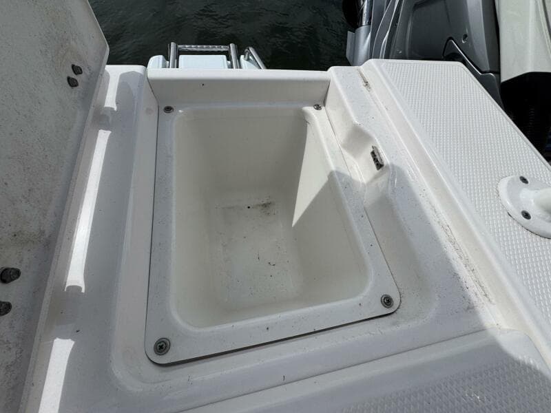 2021 Robalo 246 Cayman