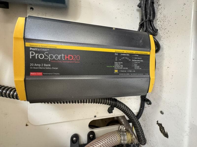 2021 Robalo 246 Cayman