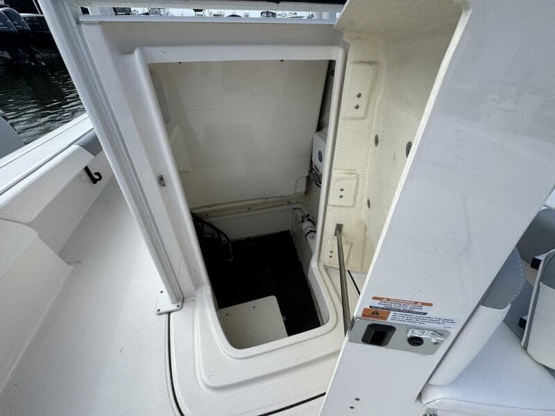 2021 Robalo 246 Cayman