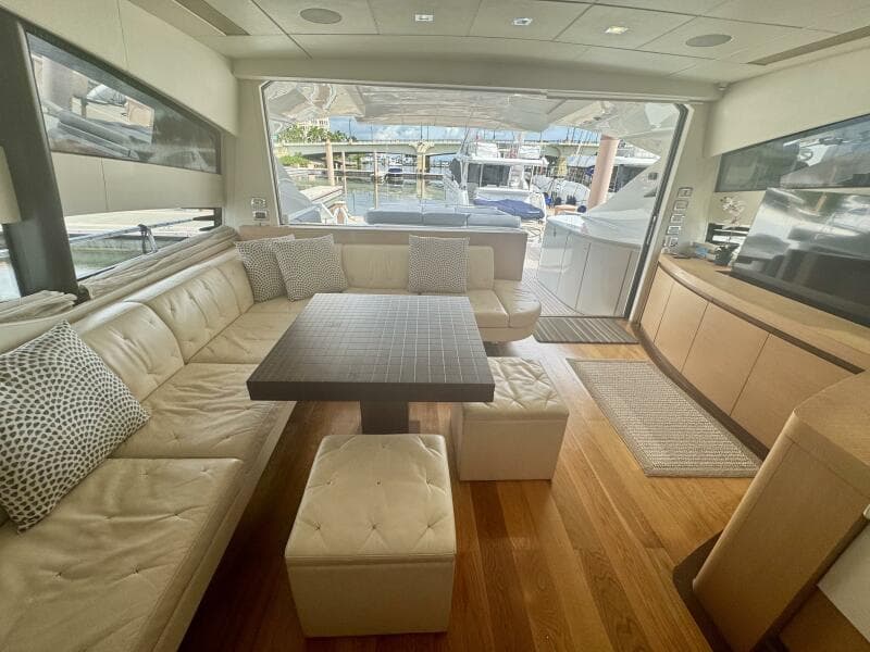 Pershing 72 Uptown Girl- Salon