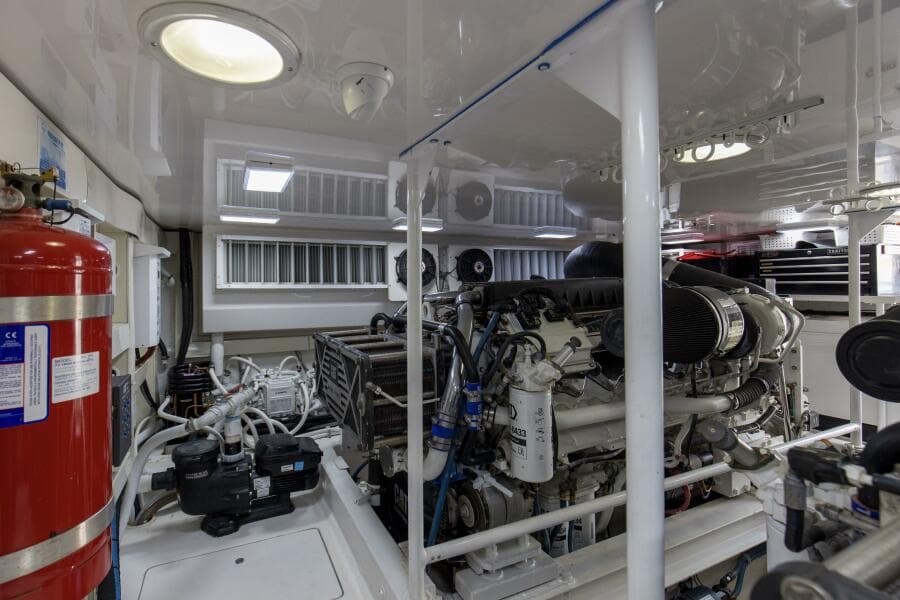 2007 64 Viking Enclosed Bridge Reel Blues Engine Room (14)