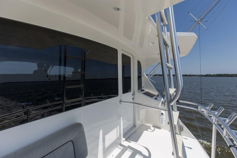 2007 64 Viking Enclosed Bridge Reel Blues Bridge Mezzanine (1)