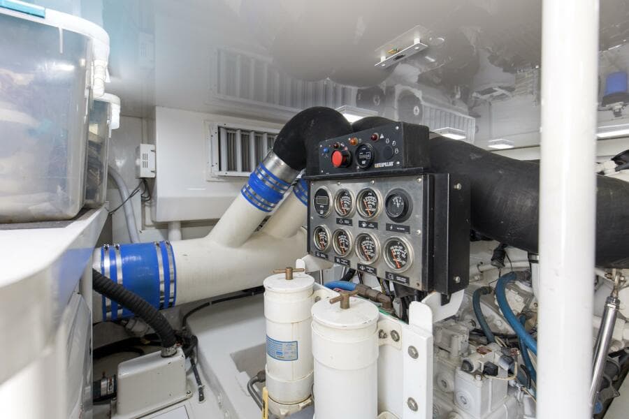 2007 64 Viking Enclosed Bridge Reel Blues Engine Room (13)