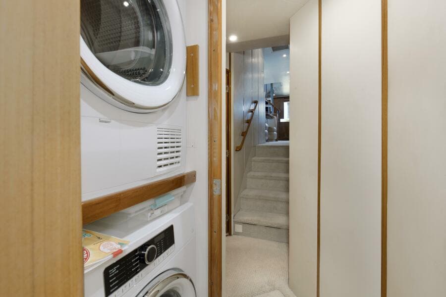 2007 64 Viking Enclosed Bridge Reel Blues Hallway (3)