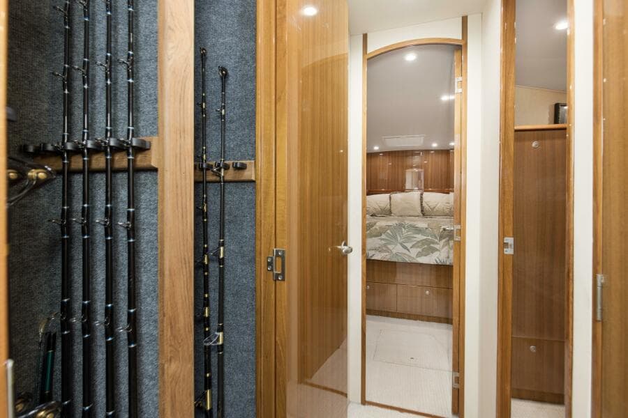 2007 64 Viking Enclosed Bridge Reel Blues Hallway (4)