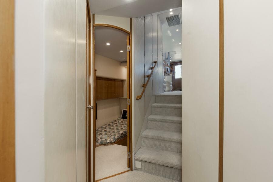 2007 64 Viking Enclosed Bridge Reel Blues Hallway (1)