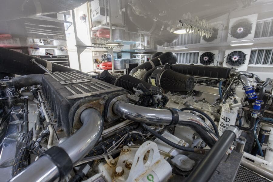 2007 64 Viking Enclosed Bridge Reel Blues Engine Room (9)