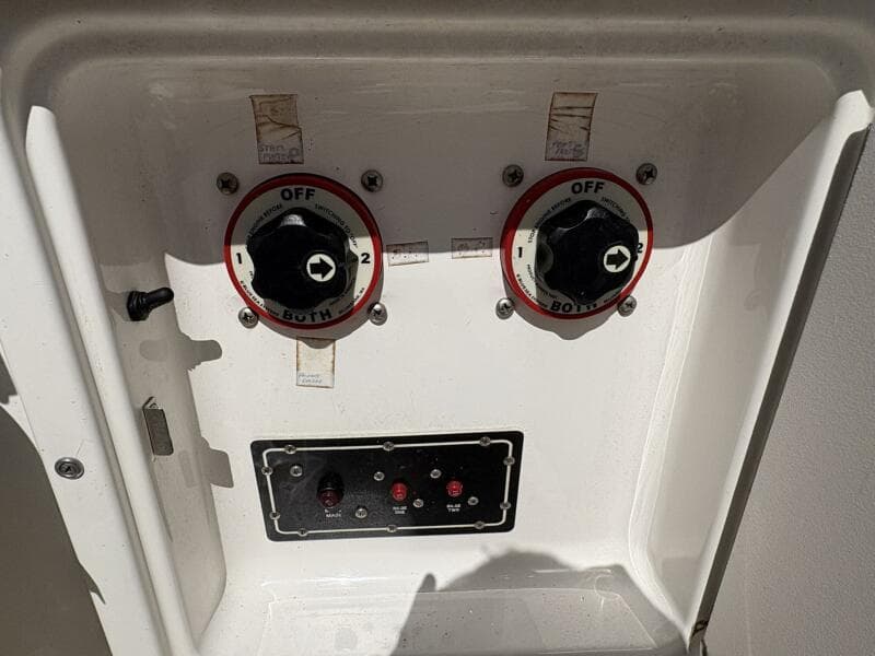 1998 Dakota 320 Open Fisherman