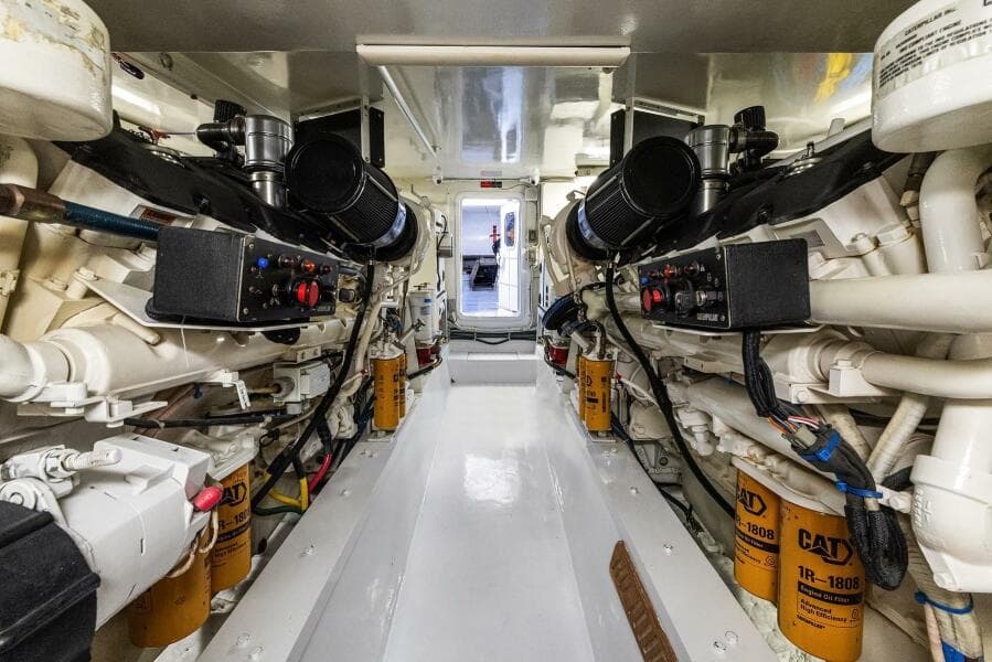 2001 Hatteras Cockpit Motoryacht