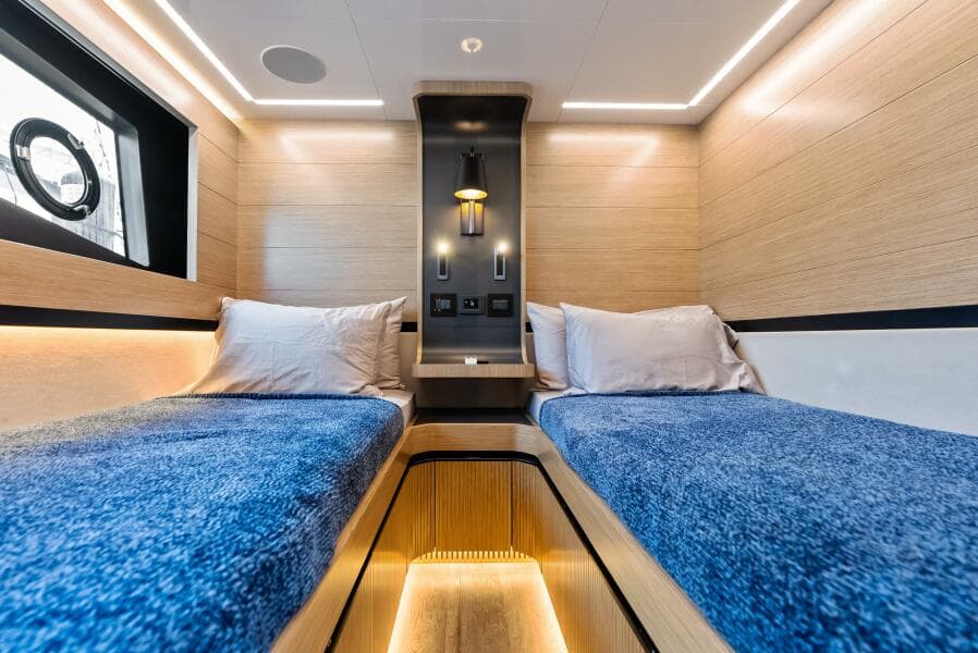 DOUBLE STATEROOM PORT PORT LOOKING FORWARD 