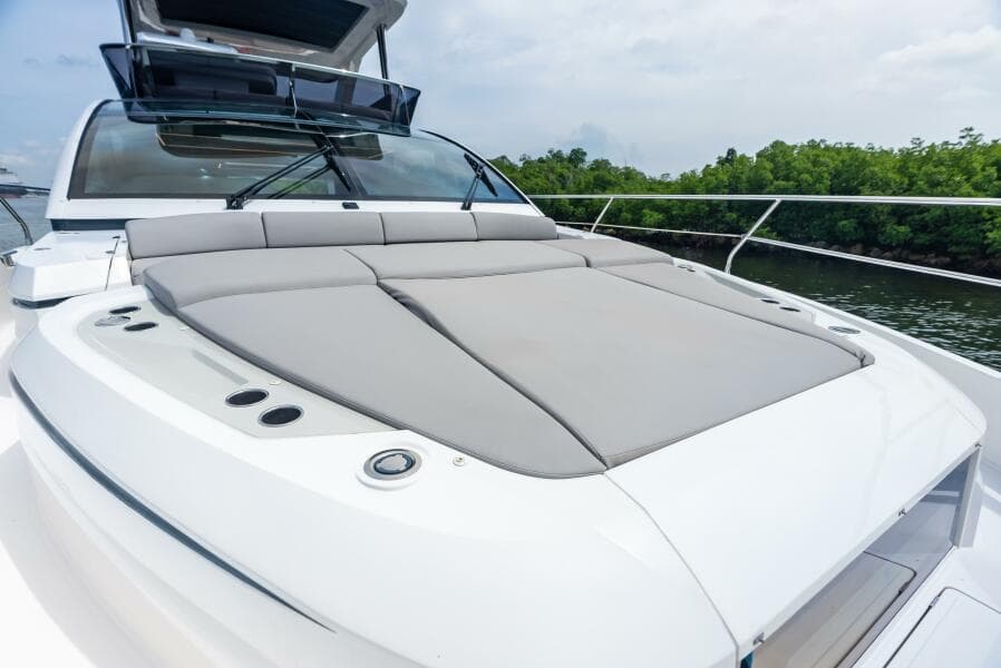 FORWARD SUNPAD FLYBRIDGE SEATING 