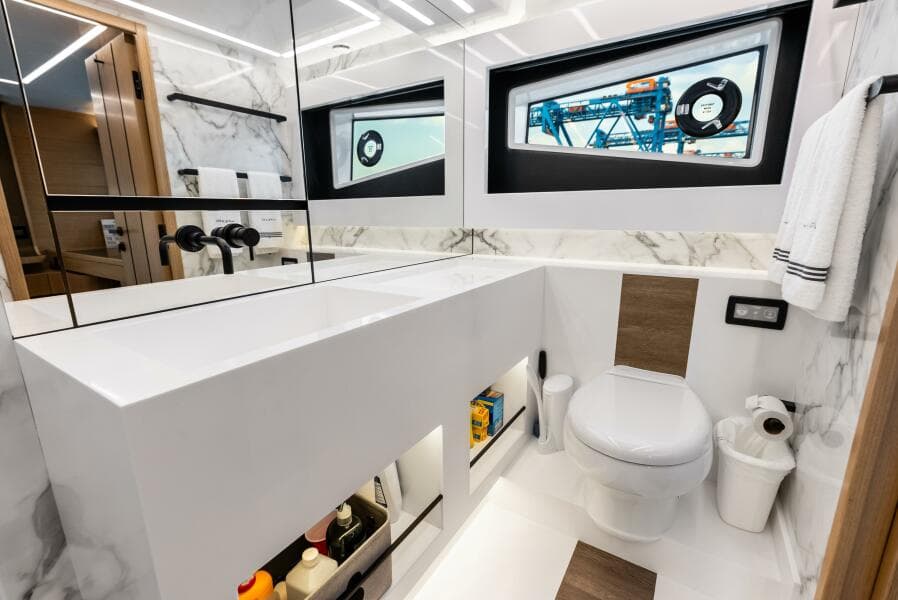 MASTER STATEROOM HEAD 