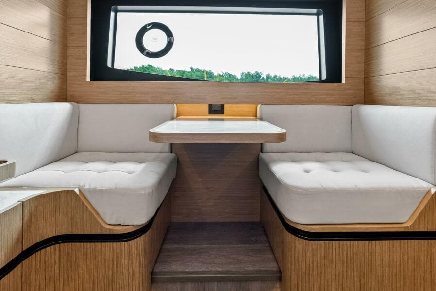 MASTER STATEROOM STARBOARD SEATING
