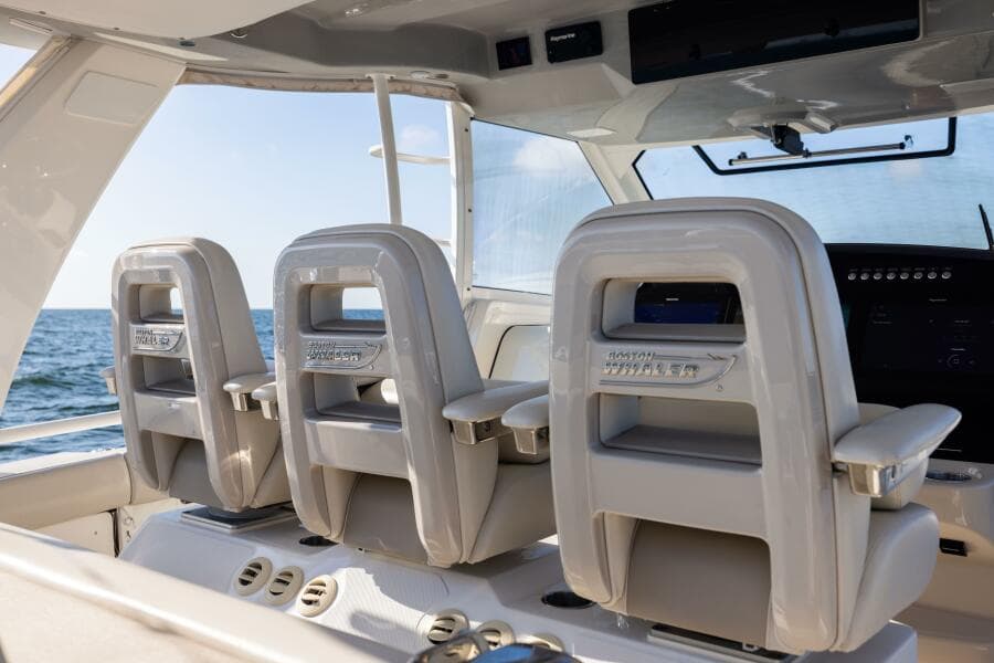 2021 Boston Whaler 420 Outrage