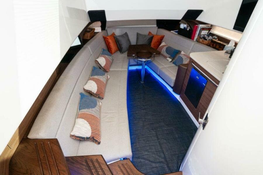 2018 42 Boston Whaler 420 Outrage The Tyder II Salon (3)