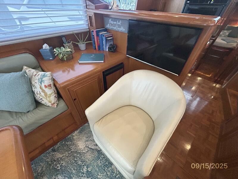 45' Ocean Alexander salon port lounge chair