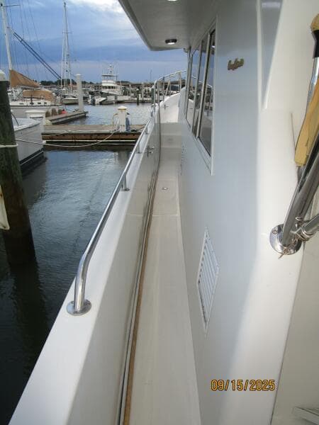 45' Ocean Alexander port side deck2