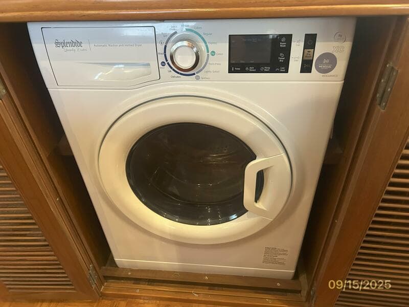45' Ocean Alexander washer-dryer