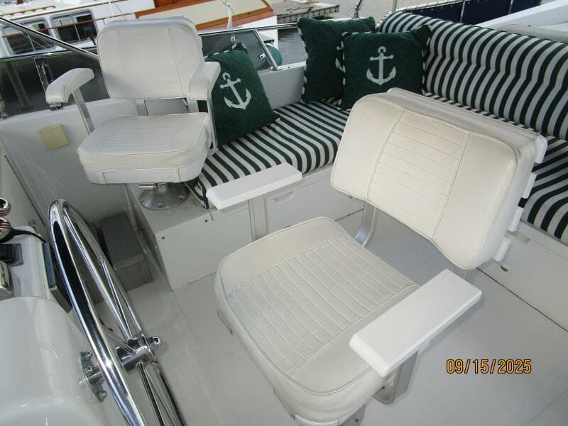 45' Ocean Alexander flybridge helmseats