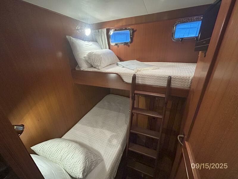 45' Ocean Alexander guest stateroom