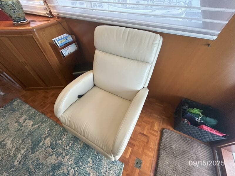 45' Ocean Alexander salon starboard lounge chair