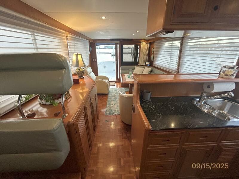 45' Ocean Alexander salon aft