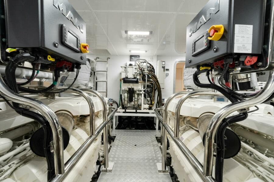 Princess Y95 JUST  PERFECT - Engine Room