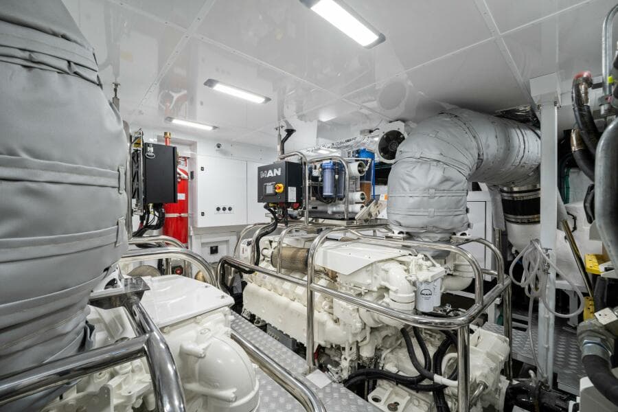 Princess Y95 JUST  PERFECT - Engine Room