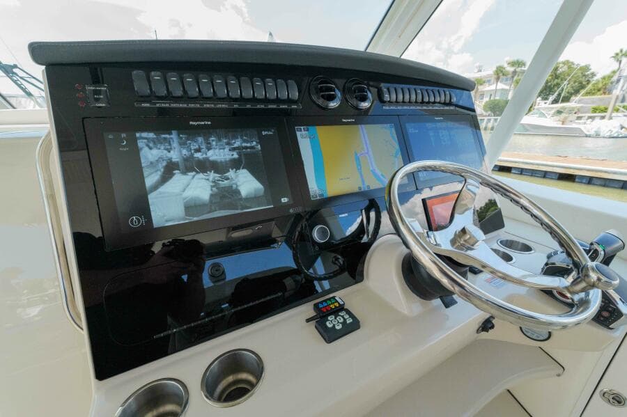 Boston Whaler 380 Realm- Helm 