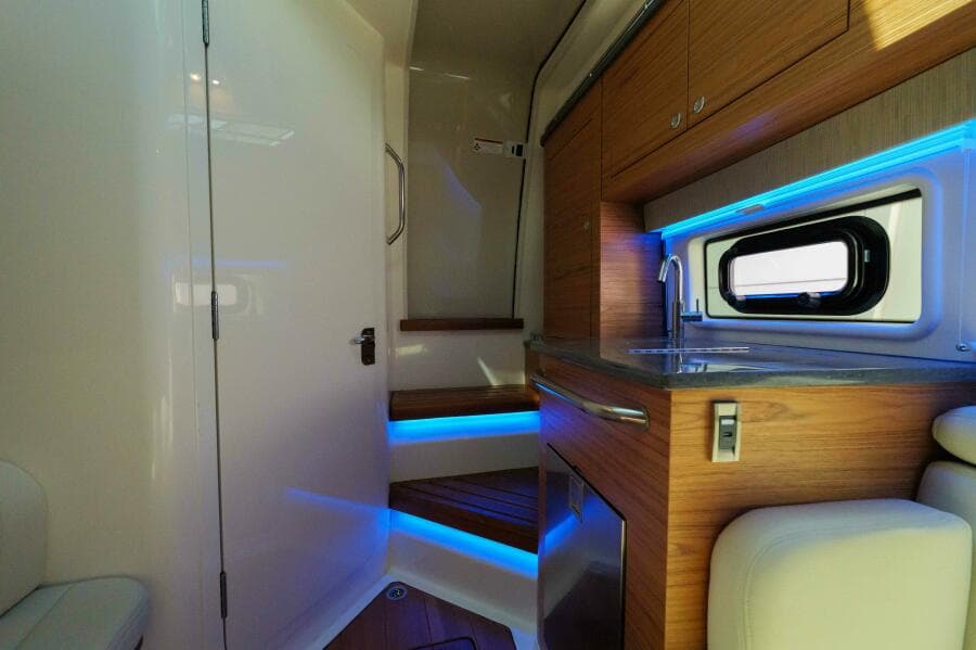 Boston Whaler 380 Realm- Companionway