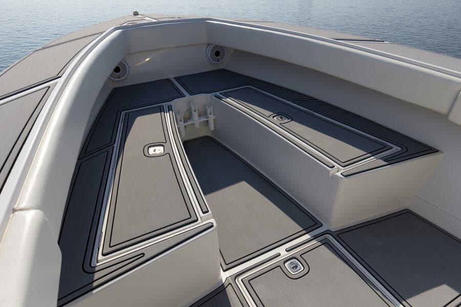 2004 31 Jupiter 31FS Smoke Show Bow